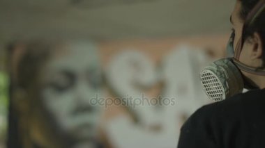 4 k genç İngiliz grafiti sanatçısı koyarak son rötuşları için bir sanat eseri