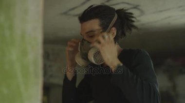 maske ve sprey ile 4 k grafiti sanatçısı kentsel alanda bir duvar üzerinde çalışıyor olabilir