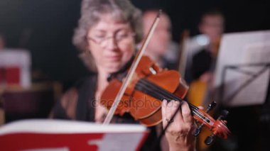 4k Senfoni Orkestrası Kemancıya odaklı bir performans sırasında