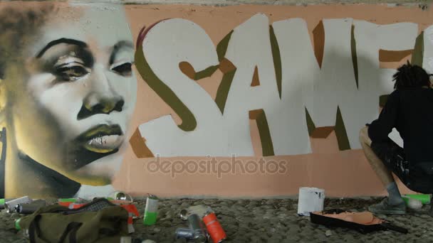 Jeune Artiste Rue Utilisant Différents Médiums Peinture Pour Créer Une — Video