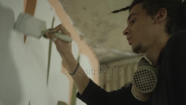 Talentueux Jeune Artiste Rue Graffiti Travaillant Sur Une Murale Zone — Video