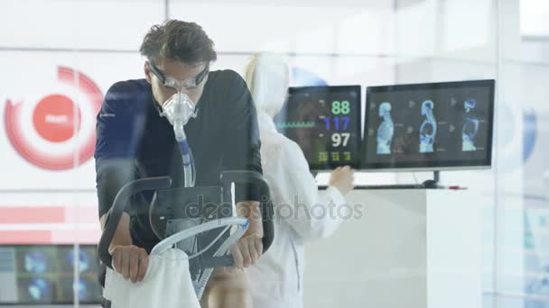 Hombre Con Equipo Respiración Bicicleta Estática Con Niveles Fitness Analizados — Vídeos de Stock