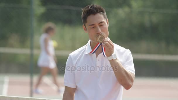 Retrato Tenista Sonriente Una Cancha Aire Libre Verano — Vídeos de Stock