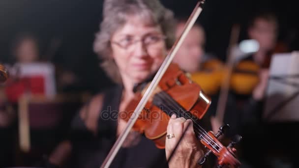 Orchestre Symphonique Lors Une Performance Mettant Accent Sur Violoniste — Video