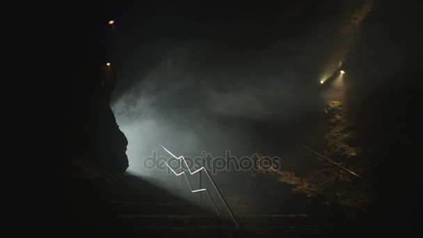 Milleri Underground Karanlıkta Penetran Işık Sistemi Mağara — Stok video