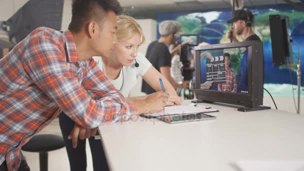 Membros Equipe Tendo Uma Discussão Nos Bastidores Estúdio — Vídeo de Stock