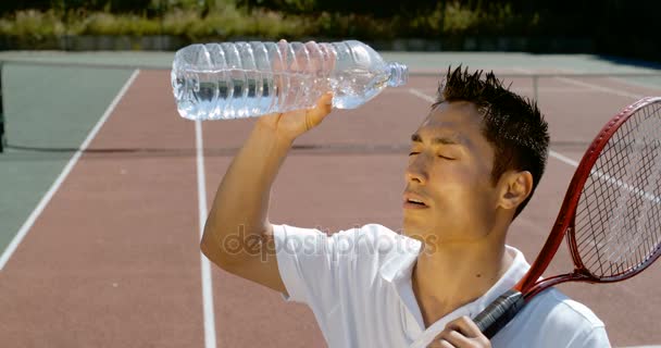 Супер Повільний Рух Тенісист Виливає Воду Голову Щоб Охолодитися — стокове відео