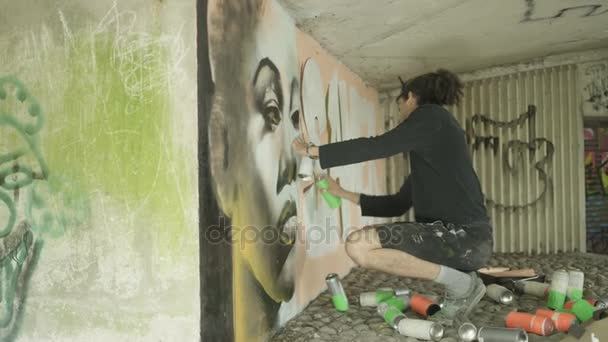 Artista Graffiti Enmascarado Usando Imagen Teléfono Para Copiar Retrato Pared — Vídeos de Stock