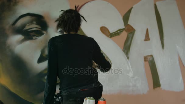 Talentueux Jeune Artiste Rue Graffiti Travaillant Sur Une Murale Zone — Video