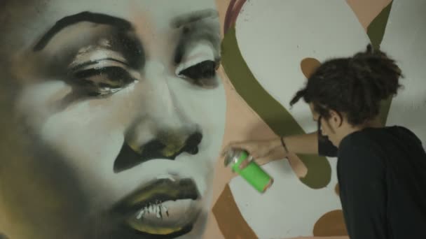 Junger Straßenkünstler Mit Verschiedenen Farbmedien Ein Wandbild Der Wand Schaffen — Stockvideo