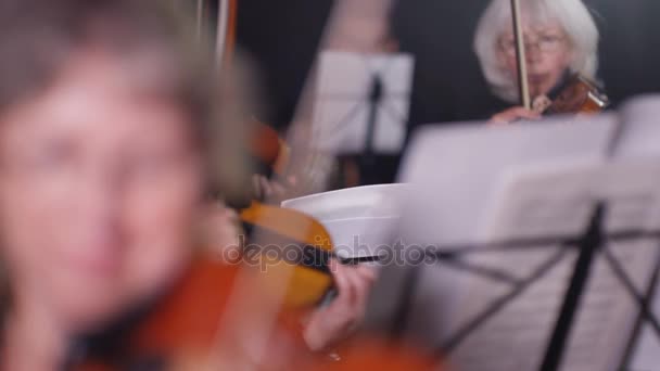 Orquesta Sinfónica Durante Una Actuación Con Enfoque Violinistas — Vídeo de stock