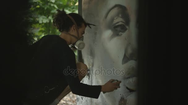 Artista Graffiti Creando Retrato Del Rostro Una Mujer Pared Ciudad — Vídeos de Stock