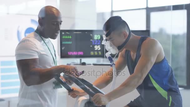 Sport Professionele Analyseren Man Fitnessniveaus Met Tech Apparatuur — Stockvideo