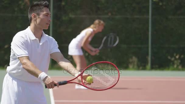 Jogadores Tênis Masculinos Femininos Jogando Dois Jogos Diferentes Quadra Livre — Vídeo de Stock