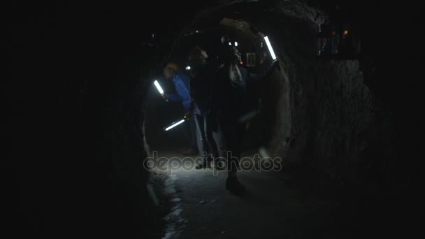 Team Van Potholers Met Veiligheidshelmen Verkennen Van Ondergrondse Grottenstelsel Lampen — Stockvideo