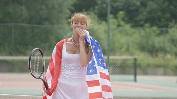 Портрет Улыбающейся Теннисистки Флагом Сша Золотой Медалью — стоковое видео