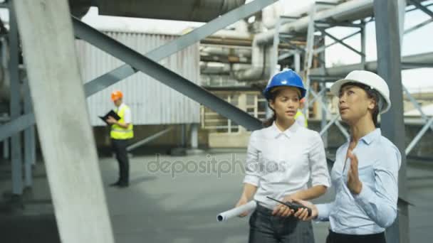 讨论中的女工程师 研究工业工地的计划 — 图库视频影像