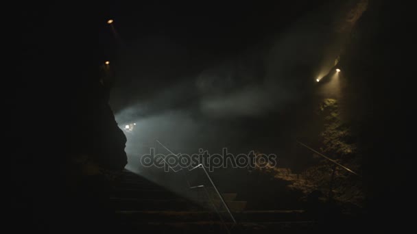 Potholers Explorando Sistema Cavernas Eixos Luz Penetrando Escuro — Vídeo de Stock