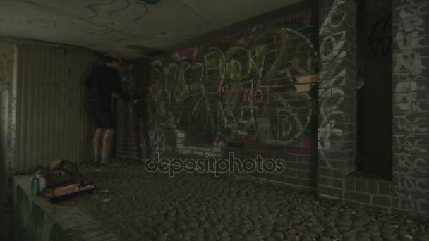 Graffiti Artista Spruzzando Sulla Parete Area Urbana — Video Stock