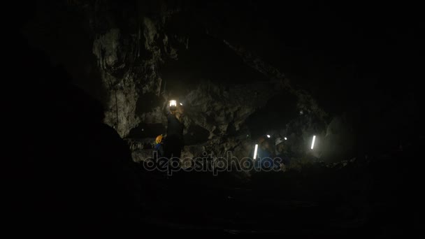 Geologer Att Utforska Underjordiska Grotta Diskutera Klippformation — Stockvideo