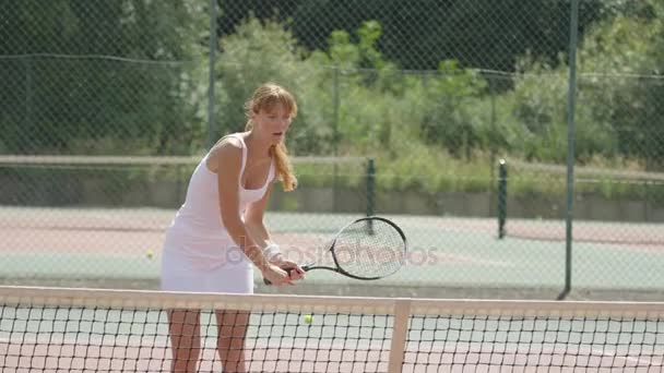 Jugadora Tenis Femenina Competitiva Jugando Contra Oponente Cancha Aire Libre — Vídeos de Stock