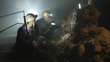 4k potholers zor şapka ve yeraltı mağara sistemi keşfetmek lambalar ile takım