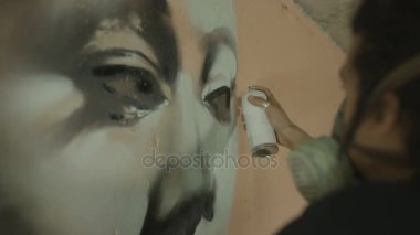4 k Graffiti sanatçı set sprey kutularını duvar boyalı arka plan önünde
