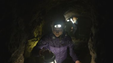 4k yeraltı mağara, kadın ön odak keşfetmek potholers ekibi
