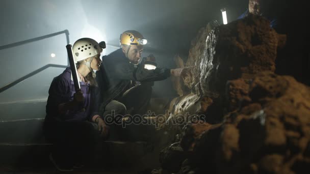 Team Van Potholers Met Veiligheidshelmen Verkennen Van Ondergrondse Grottenstelsel Lampen — Stockvideo