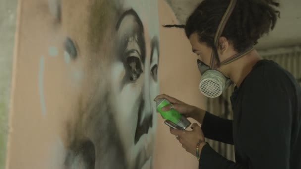 Getalenteerde Jonge Straat Graffitikunstenaar Werken Een Muurschildering Stedelijk Gebied — Stockvideo