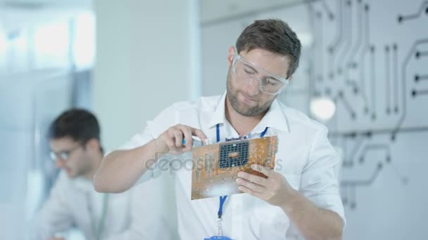 Engenheiros Eletrônica Que Trabalham Construção Laboratórios Testes Dispositivos Eletrônicos — Vídeo de Stock