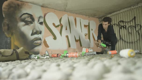 Close Van Jonge Stedelijke Kunstenaar Een Muurschildering Maken Met Spray — Stockvideo