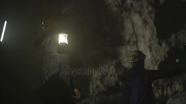 Spelunkers Prozkoumat Podzemní Jeskyně Diskuse Skalní Útvar — Stock video