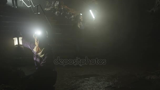 Spelunkers Explorer Grotte Souterraine Discuter Formation Roches — Video