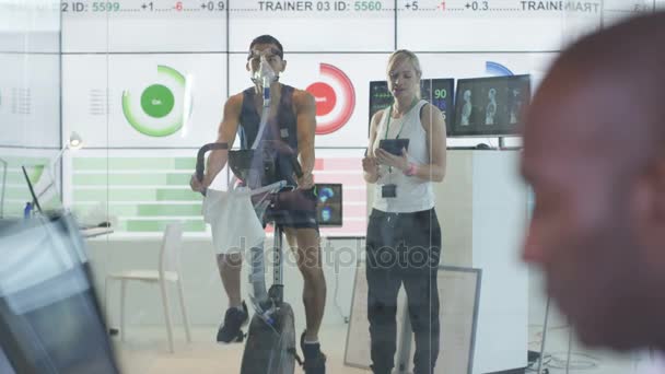 Sportowca Rower Treningowy Testowane Monitorowane Przez Sportowych Naukowiec — Wideo stockowe