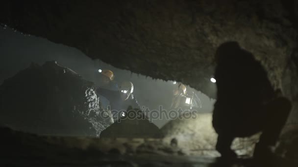 Team Geologer Att Utforska Underjordiska Grotta Studera Klippformation — Stockvideo