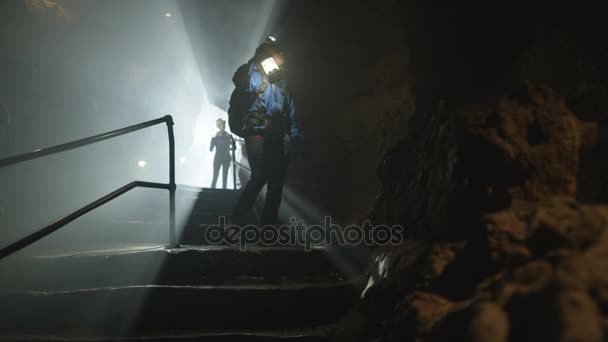 Potholers Esplorando Sistema Grotte Pozzi Luce Che Penetrano Nel Buio — Video Stock