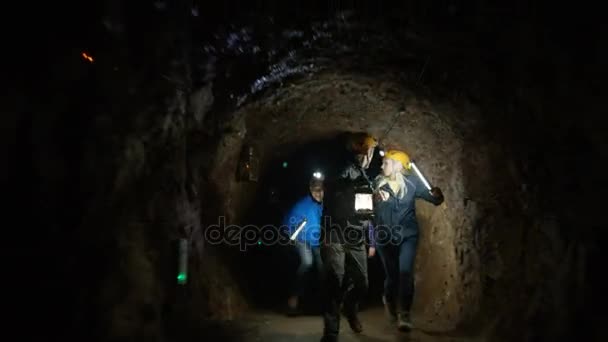 Földalatti Pánik Barlang Felfedezők Fut Természeti Katasztrófa — Stock videók