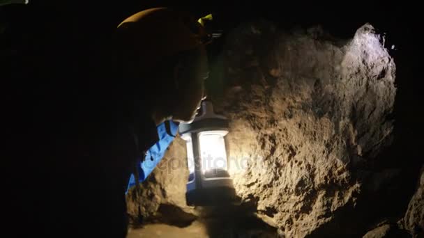 Asian Geologist Exploring Underground Cave Looking Rock Formation — Stock Video