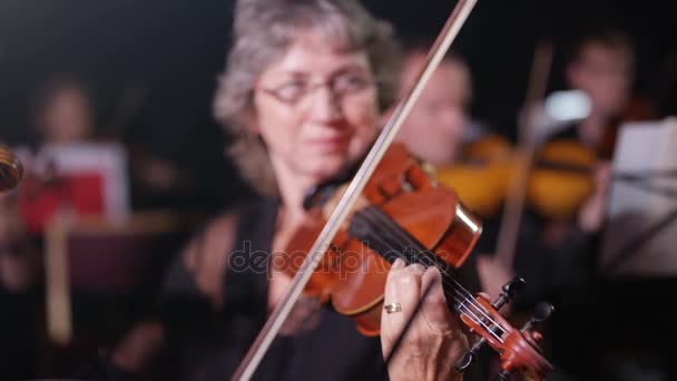 Orquesta Sinfónica Durante Una Actuación Con Enfoque Violinista — Vídeos de Stock