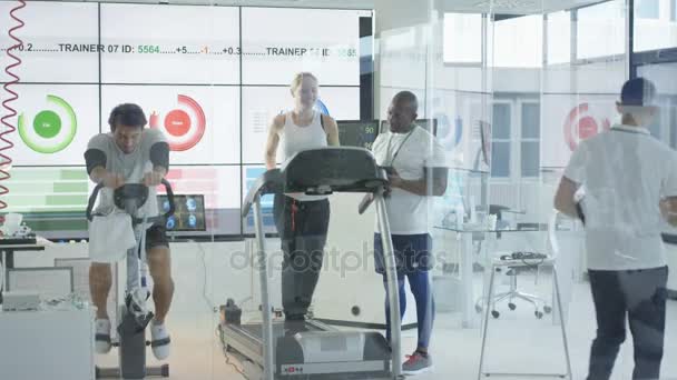 Férfi Fitness Gépek Tesztelik Sport Tudósok Nyomon — Stock videók