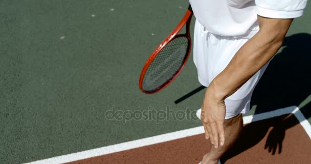 スーパー スロー モーション 男性のテニス プレーヤー ボールのバウンドを提供する準備 — ストック動画