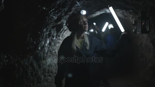 坑人小组探索地下洞穴 关注前面的女人 — 图库视频影像