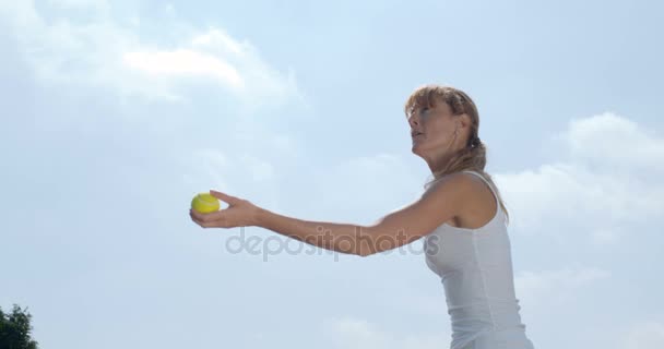 Jugadora Tenis Femenina Lanzando Pelota Aire Para Servir Cámara Súper — Vídeos de Stock