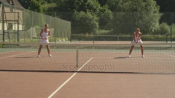 Kadın Çiftler Tenis Oyuncuları Maç Sırasında Bir Noktaya Puanlama — Stok video