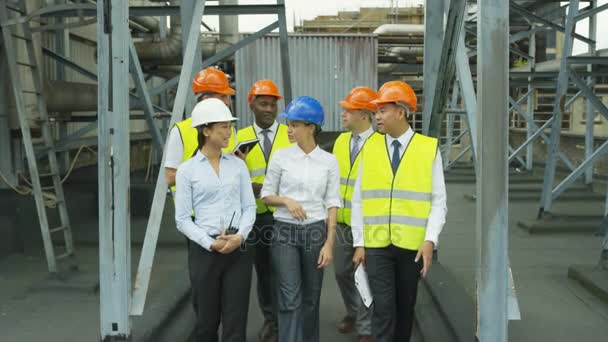 Portret Van Multiraciale Team Van Ingenieurs Industrieterrein Glimlachend — Stockvideo