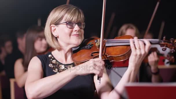 Orquestra Sinfônica Durante Uma Apresentação Com Foco Violinista — Vídeo de Stock