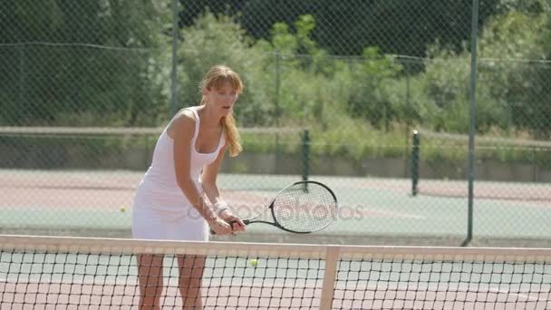 Konkurrenskraftiga Tennisspelare Spelar Mot Motståndaren Utomhuspool — Stockvideo