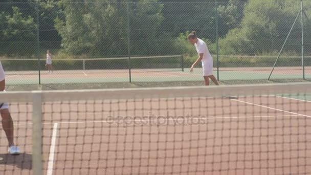 Mannelijke Dubbelspel Tennisspelers Dienen Scoren Van Een Punt Buitenzwembad — Stockvideo