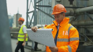 4k Çekme Makinası çalışma geçmiş meslektaşları ile gülümseyen mühendis portresi